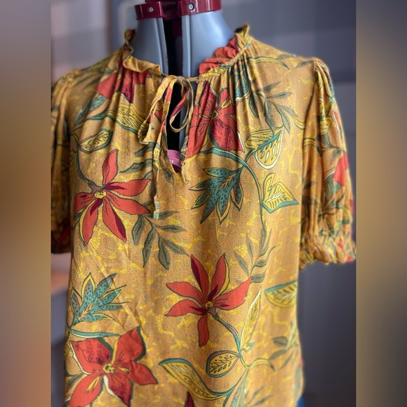 Rose & Olive Floral Yellow Top Size Medium - Picture 4 of 7